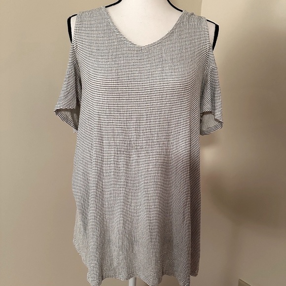 *ELLE* White x Black Striped Fashion Cole Shoulder Top Size Medium - Picture 1 of 6
